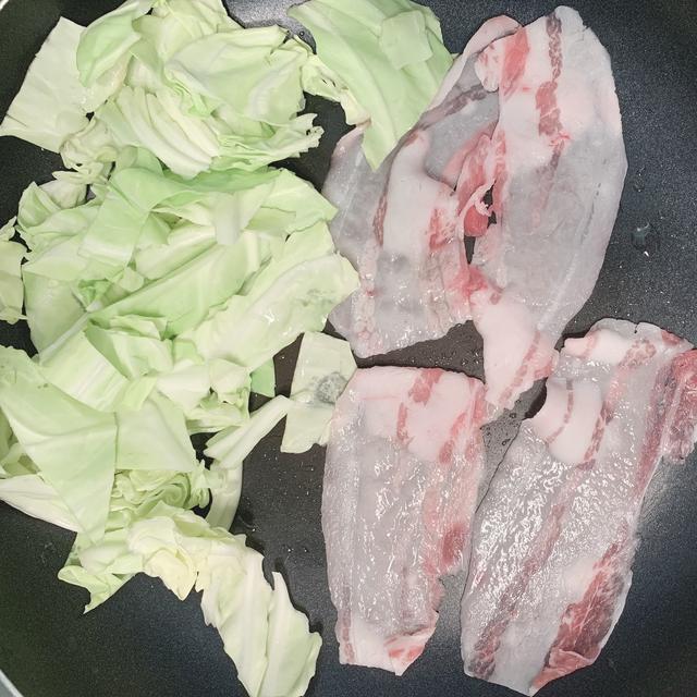 画像: 豚肉に火が通ったかどうか確認するためだよ♩