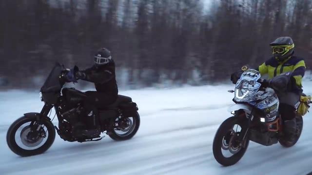 画像: ツアーガイドのマシンはKTM(右)ですけど、他メーカーのバイクも普通に公式YouTubeチャンネルの動画に映す太っ腹ぶりがハーレーダビッドソンの素敵さです。 www.youtube.com