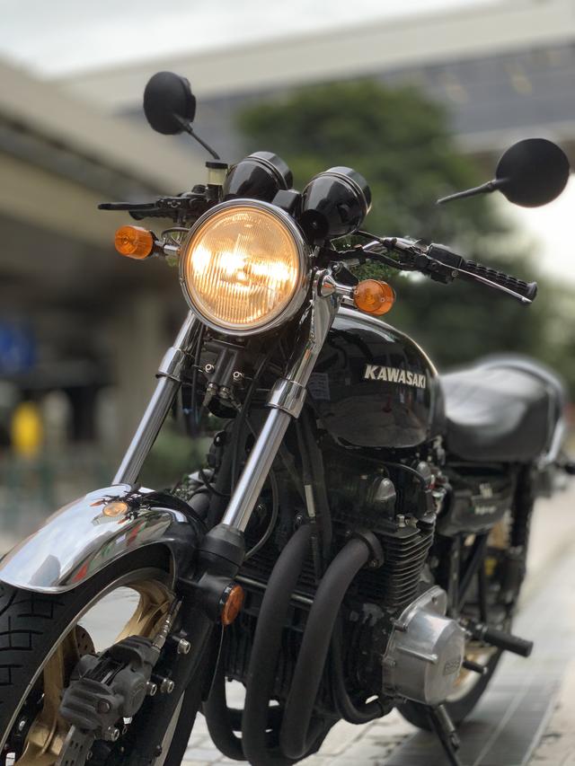 画像: 【KAWASAKI 750RS ZII カスタム仕様】 ・エンジン ワイセコ860ccピストン シリンダー ウェーブカムST-1 ・マフラー ブライトロジックオリジナル集合管マフラー ・ハンドルバー PMCコンチネンタルハンドル ・バックステップ PAMS Z1/Z2 バックポジションキット ・イージークラッチKIT ・フロントブレーキキャリパー AP Racing CP2926 ・フロントブレーキディスク PMC:Z1/Z2 ドリルドディスクローター ・フロントブレーキマスター ブレンボ19RCSブレーキマスター ・リヤブレーキ ドラムブレーキ(ノーマルのまま) ・ホイール ハヤシキャスト(フロント19インチ、リヤ18インチ) ・タイヤ ブリヂストン バイアスタイヤ BATTLAX BT-45V ・フロントフォーク 純正。ただしインナーチューブは交換し、下部をブラック塗装 ・リヤショック オーリンズブラックライン S36DR1L ・燃料コック PINGELのシングルコック ・キャブレター J B-POWER 404A29-120 KEIHIN CRスペシャル アルマイトカラー 29φ ・ウィンカー PMCのヨーロピアンタイプ50φウィンカー