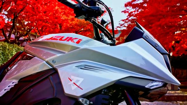 画像: 日本刀がデザインのモチーフである新型KATANAは、やっぱり日本の風景が似合いますね。 www.youtube.com