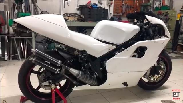 画像: 世代によって、あこがれるYZR500の年代は様々だと思いますが、こちらはノリック車がモチーフになっているみたいです? www.youtube.com