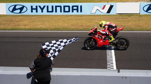 画像: 土曜日のレース1に続き、スーパーポールレースも勝利したA.バウティスタ(ドゥカティ)。彼は初のスーパーポールレースに勝利した男としても、SBKの歴史にその名を刻みました。 www.worldsbk.com