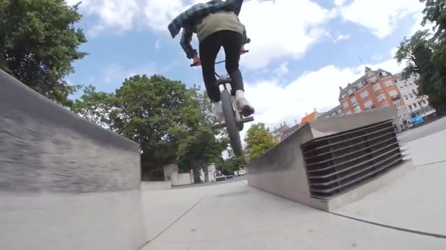 画像: 縦横無尽に駆けるBMXを追うカメラ。その撮影方法が気になってしまいました・・・。 www.youtube.com