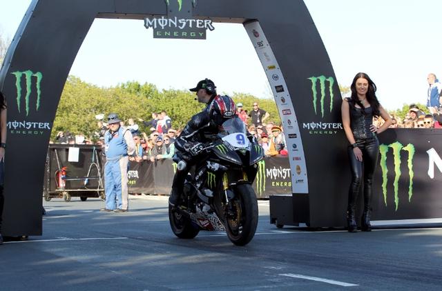 画像: スタートゲートに待機する、イアン・ハッチンソンとヤマハYZF-R6。このレースの冠スポンサーは、モンスターエナジーでした。 media.crash.net