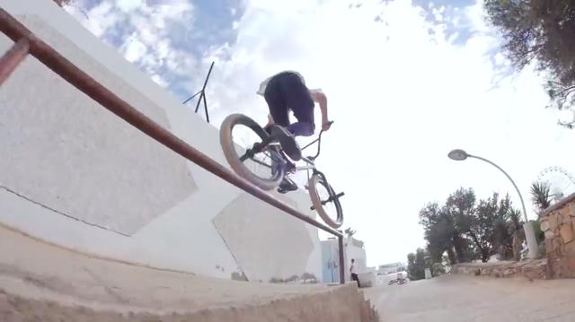 画像: レール(手すり)を使ったテクはBMXではおなじみですが、ビビりな私は落ちてレールにハードヒットする自分をイメージして怖くなってしまいます・・・(苦笑)。 www.youtube.com