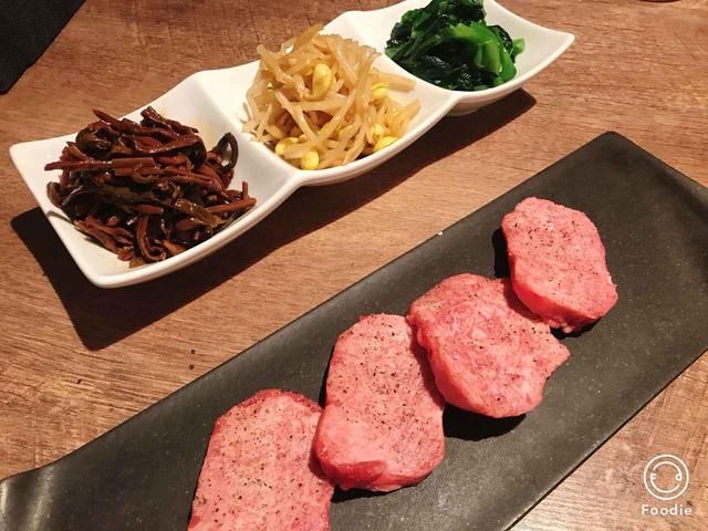画像: ナムル盛り合わせ ¥600 上タン塩 ¥2,300(税抜価格)