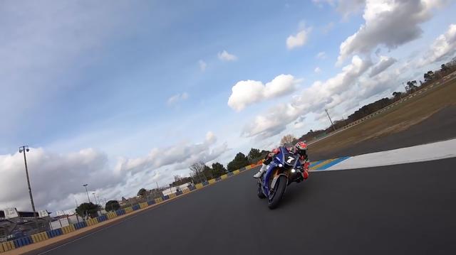 画像: 動画はYARTのヤマハYZF-R1が2台、接近走行を繰り広げます。ライダーはニッコロ・カネパと、彼のチームメイトであるマービン・フリッツです! www.youtube.com