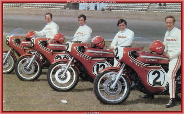 画像: 1970年ホンダチーム。奥からビル・スミス、トミー・ロブ、ラルフ・ブライアンズ、そしてウィナーのディック・マン rustybikes.hostingsiteforfree.com