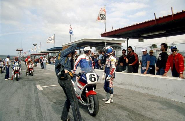 画像: 1987年ウィナー、ウェイン・レイニーとホンダVFR750F www.riderfiles.com