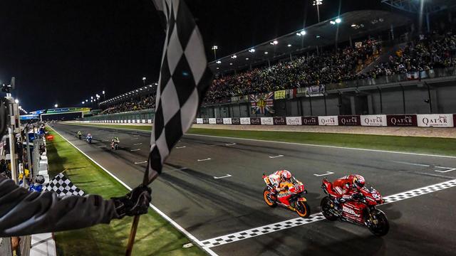 画像: 僅差でM.マルケス(ホンダ)との優勝争いを制したA.ドヴィツィオーゾ(ドゥカティ)。 www.motogp.com