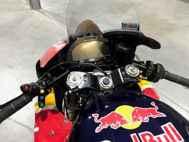 画像: この2018年型車は、マグネッティ・マレリの電子制御を備えています。サブフレームとともに、トリプルクランプはボナミーチレーシング製です。 www.tenkateracing.com