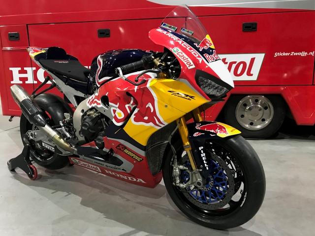 画像: 前後サスペンションはオーリンズのSBKスペック品。フェアリングはモトカーボンズ製フルカーボン! ホイールはマルケジーニ製で、ブレーキシステムはニッシン製です。 www.tenkateracing.com