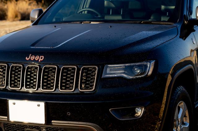 画像: Grand Cherokee Trailhawkの特徴的なライト。この瞳の形状に河合さんは惚れたという。細部へのこだわりがうかがえる。