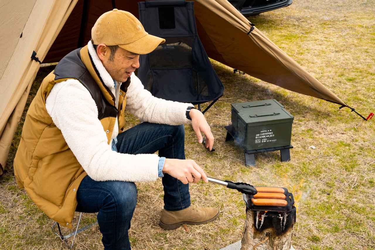 画像: 焚き火で焼いたソーセージは少し焦げてしまったがそれで構わない。この空間だからこそ味わえる美味さがある。