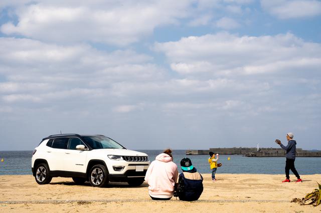 画像: ゆったりとした時間が流れる休日の一コマ。子どもたちの思い出にはきっとJeep ®️ が共に刻まれることだろう。