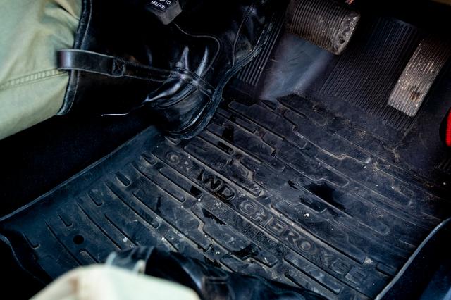画像: 足元にはUS Jeep ® のゴム製フロアマットが敷いてあるから、泥だらけのブーツでも大丈夫。むしろ、マットの汚れは目一杯楽しんだ証拠だろう。