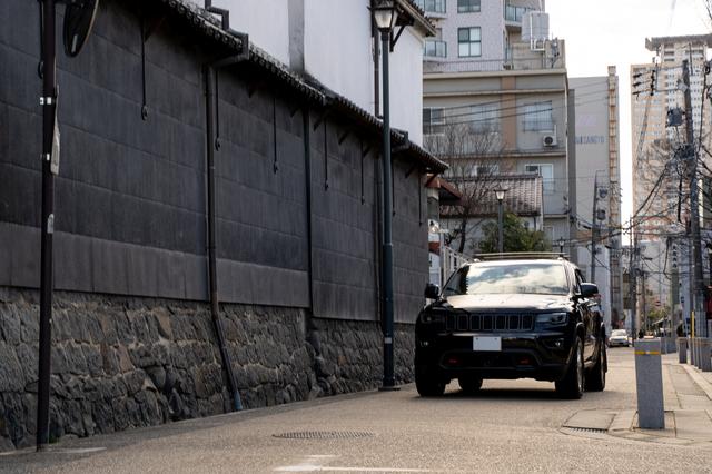 画像: 古い街並みをバックに大人の風格を漂わせるGrand Cherokee Trailhawk。日本のこうした風景にもよく馴染む。