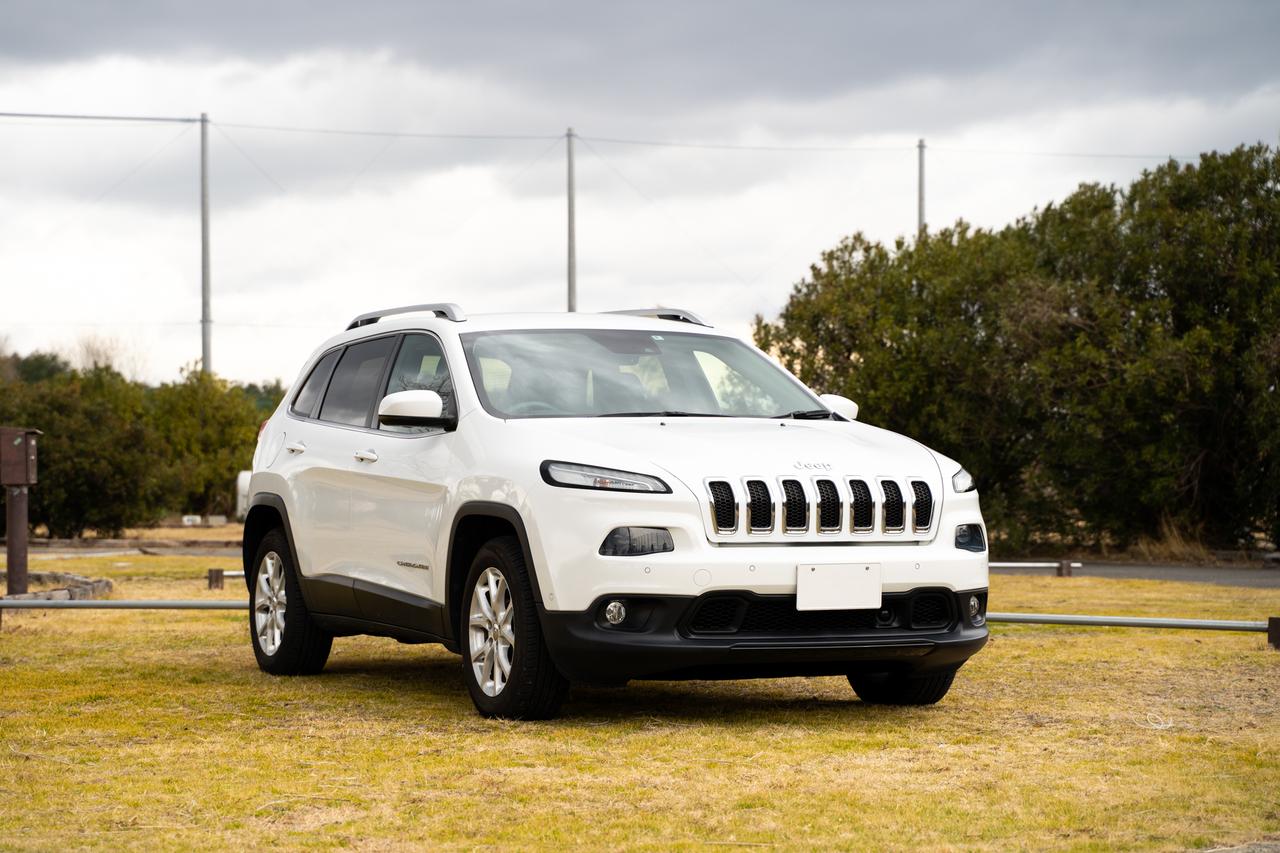 画像: ホワイトにブラックのワンポイントが映える松永さんのCherokee。スター・ウォーズに出てくるストームトルーパーのような見た目がお気に入り。