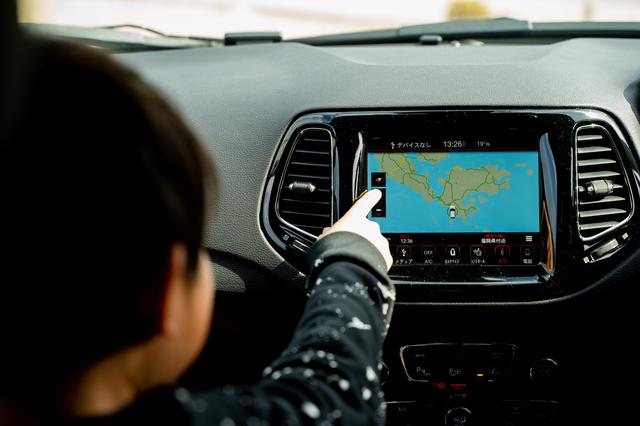 画像: ダッシュボード中央には「Uconnectシステム」を搭載。Apple CarPlayおよびGoogle Android Autoに対応している。