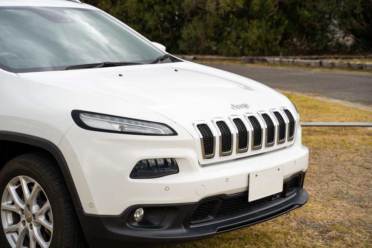 画像: Jeep®のラインナップでは珍しい、切れ長のライト。シャープな印象を与えるこのライトも松永さんお気に入りのパーツのひとつ。