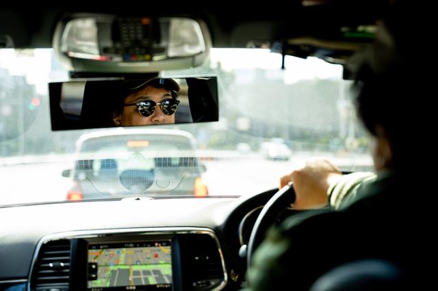 画像: 車内では好きな音楽を流しながら、夫婦で会話を楽しみ過ごしている。パワフルなクルマなのに、車内は意外にも静かで居心地の良い空間だった。