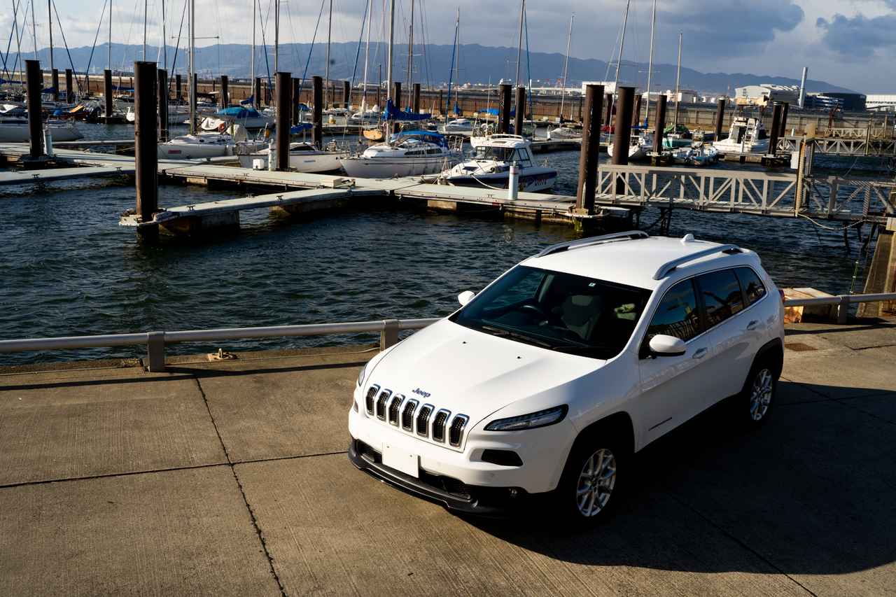 画像: キャンプ場近くのヨットハーバーでのひととき。海に浮かぶヨットたちをJeep®の中から眺めながら、来週末はどこへ行こうか想いを馳せる。