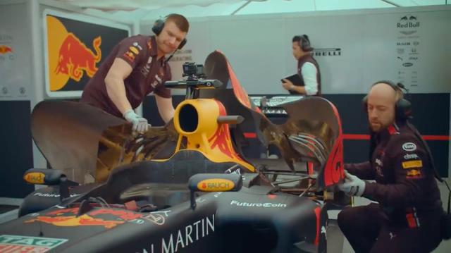 画像: 特設ピットで、出走前のチェックを受けるレッドブルF1・・・。 www.youtube.com
