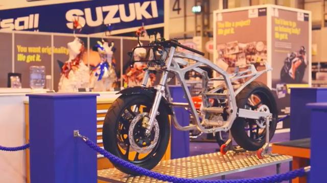 画像: そんなスズキブースの一角に、骨格状態になったバイクが展示されています・・・? www.youtube.com