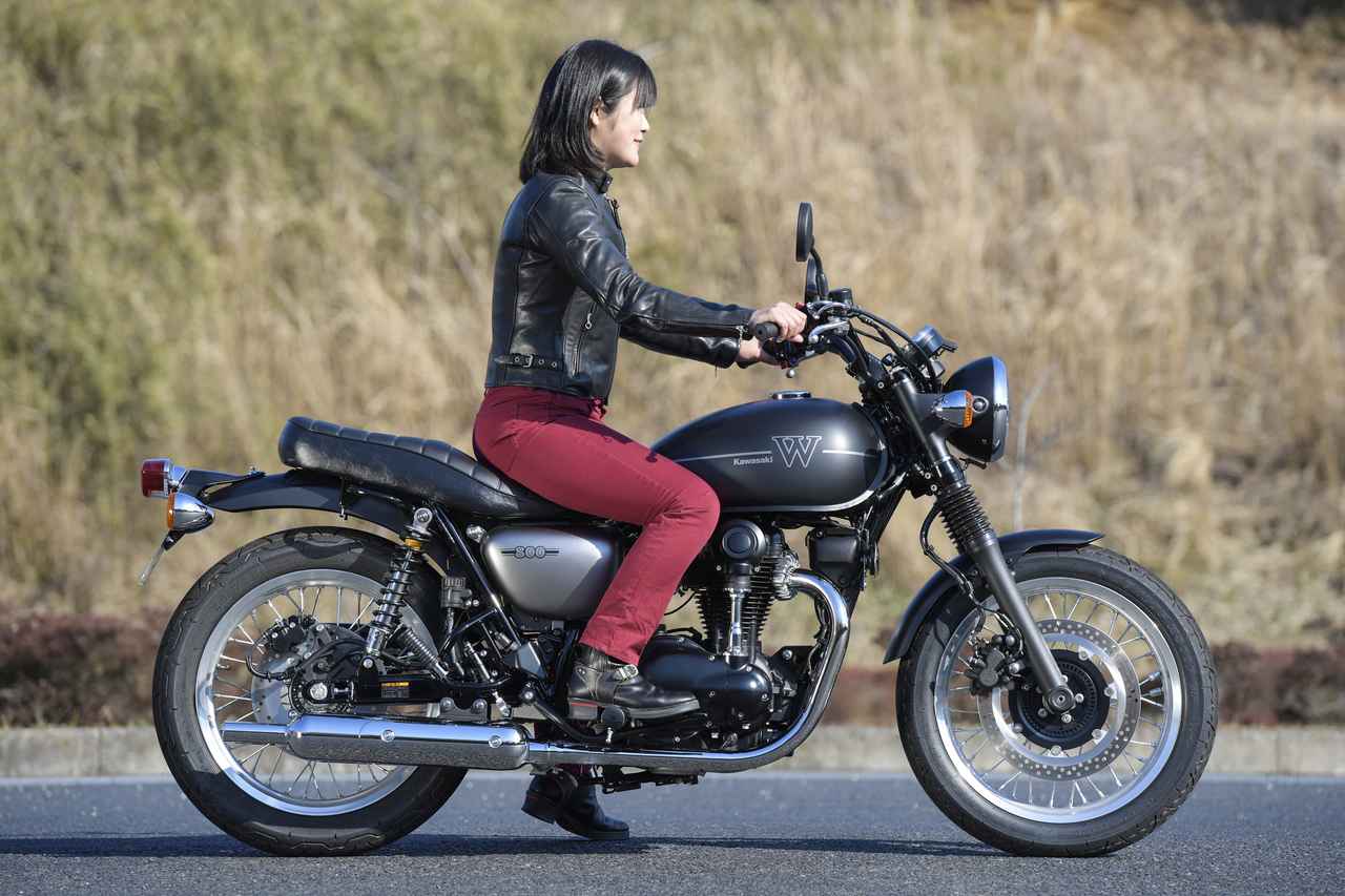 画像1: W800のシート高は790mm！