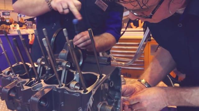 画像: この時代のGSX-R750の特徴である油冷4気筒エンジンが、組み上がっていく様子も見ることができます。 www.youtube.com