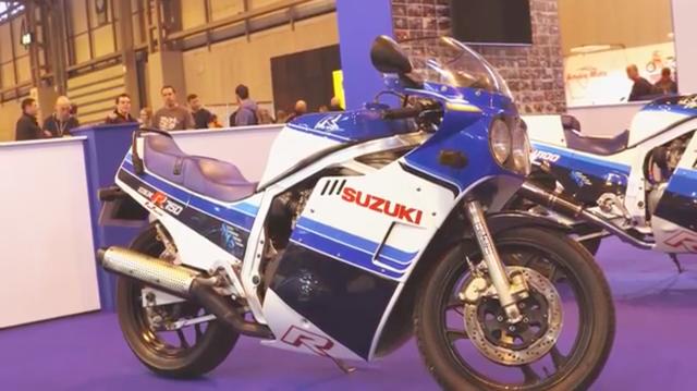 画像: 完成すると、こんな感じになるわけですね・・・。アルミフレームを採用する750ccクラス初の本格レーサーレプリカとして、このGSX-R750は日本市場でも大ヒットしました! www.youtube.com