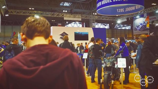 画像: 舞台は前回GSX-R750編同様、英国のモーターサイクルショー会場です・・・。 www.youtube.com