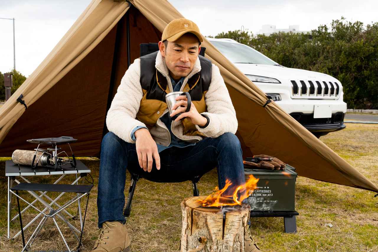 画像: 一人焚き火を眺めながらお気に入りのチェアでくつろぐ。大人な男の贅沢な癒しタイムだ。