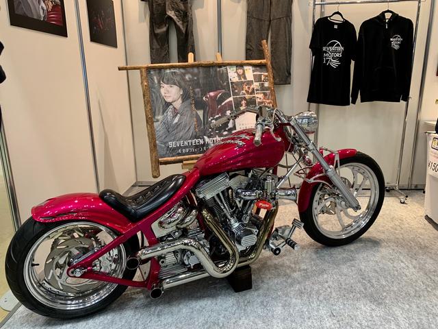 画像: 劇中に登場するハーレーダビッドソンも鎮座