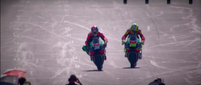 画像: A.イアンノーネ(右)とB.スミスが、アプリリアのMotoGPマシン、RS-GPで登場! www.youtube.com
