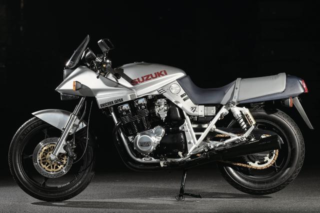 画像: 写真 : 折原弘之 SUZUKI GSX1100S KATANA (FINAL EDITION) Engine : 4Stroke 4Cylinder Air-cooled DOHC 4Valve with TSCC Bore×Stroke : 72×66.0mm Displacement : 1074cc Maximum Power : 70kW(95ps)/8500rpm Maximum Torque : 84N-m(8.6kg-m)/4000rpm Transmission : 5Speed,constant mesh Fuel Tank : 19Litter Overall Length : 2250mm Overall width : 740mm Overall Height : 1195mm Wheelbase : 1515mm Ground Clearance : 165mm Seat Height : 775mm Dry Weight : 232kg Frame Type : Double cradle(steel) Suspension : Front/φ37mm telescopic fork Rear/Swingarm Brakes : Front/4 piston caliperφ300mm Disk Rear/1 piston caliper φ275mm Disk Tires : Front/3.50-19 57V Rear/4.50-17 67V www.motormagazine.co.jp