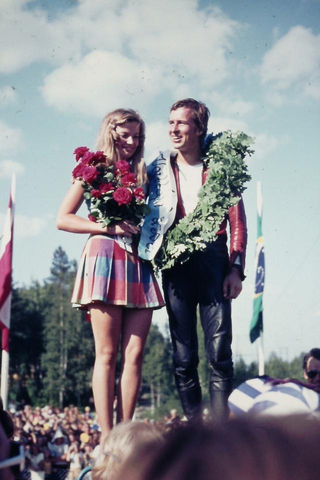 画像: 1972年、フィンランド・イマトラGPの250ccクラス表彰台。J.サーリネンは2戦を残してチャンピオン決定しましたが、ヤーノとソイリのふたりで勝ち取ったチャンピオン・・・ということで、ソイリさんは表彰台の上に招かれました。 news.yamaha-motor.co.jp