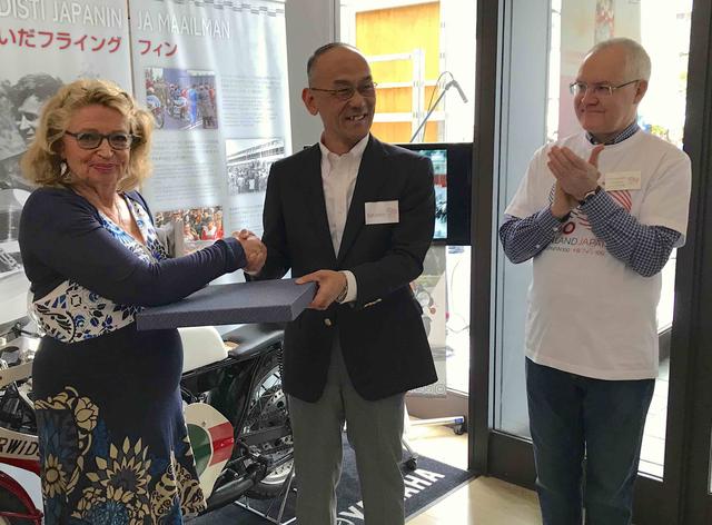 画像: 日髙社長から、ソイリさんへ当時のアルバムを贈呈。右はフィンランド大使の ペッカ・オルパナさんです。