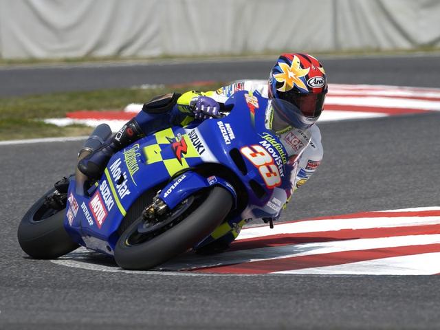 画像: 2002年、スズキGSV-Rに乗る梁明。この年の当初スズキはダンロップタイヤを使いましたが、途中からミシュランに変更しています。 www.motogp.com
