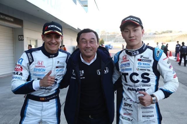 画像: 見事な走りを見せたルーキー2人。9年ぶりのポールポジション獲得にご満悦の中嶋監督 twitter.com