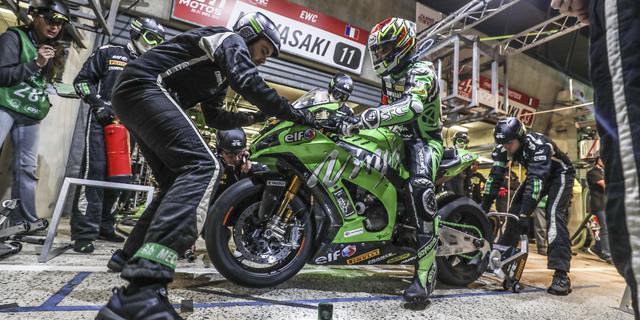 画像: 序盤から常に上位をキープする、チーム SRC カワサキ・フランスのピット作業の光景。ライダーはジェレミー・グアルノーニ、デビッド・チェカ、エルワン・ニゴンの3名です。 www.fimewc.jp