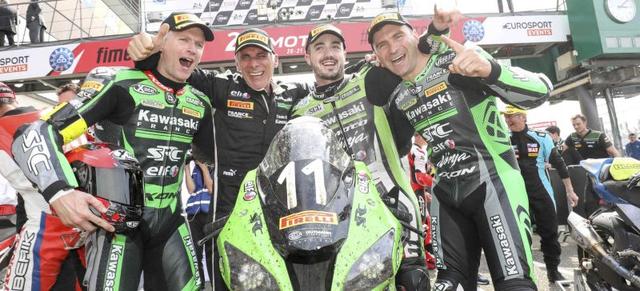 画像: 接戦をモノにして、勝利を喜ぶチームSRCカワサキ フランスの面々。 www.fimewc.jp
