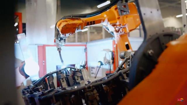 画像: 美しいトラス構造のフレームが、ロボット溶接により出来上がっていきます・・・。 www.youtube.com