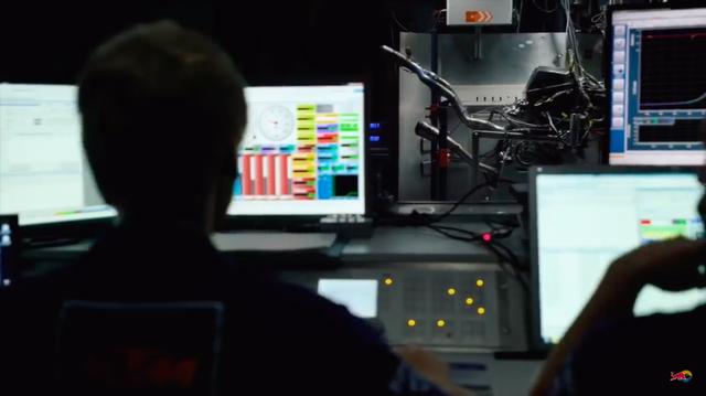 画像: こちらはKTMのMotoGPマシン、RC16のエンジンをダイナモメーターでテストしている様子です。 www.youtube.com