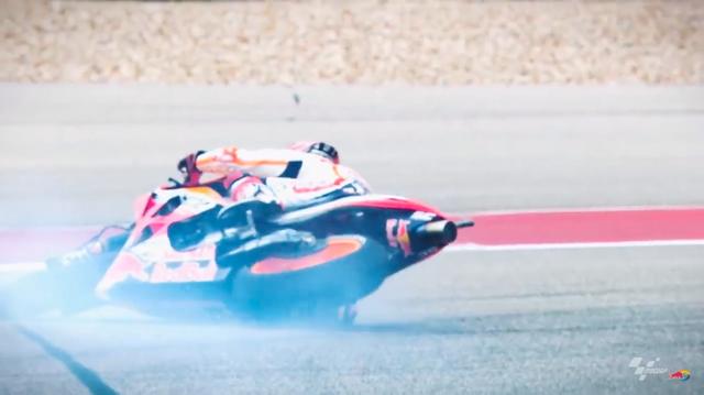 画像: 動画の導入では、MotoGP王者のマルク・マルケス(ホンダ)のクラッシュシーンが!!! この動画に登場するのはKTMのMotoGPチームがメインですが、マルケスやアンドレア・ドビツィオーゾ(ドゥカティ)といった、レッドブルがスポンサーのライダーたちも登場します。 www.youtube.com