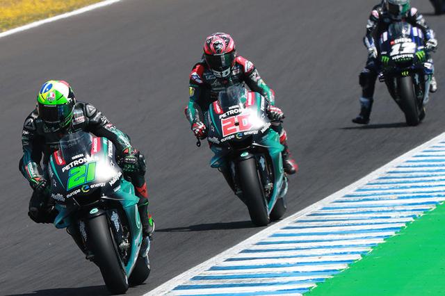 画像: MotoGP2年目のF.モルビデリ、ルーキーのF.クアルタラロのヤマハサテライト勢が2-3位で首位M.マルケス(ホンダ)を追います。そしてその後方には、予選5位だったヤマハワークスのマーベリック・ビニャーレスがつけていました。 race.yamaha-motor.co.jp