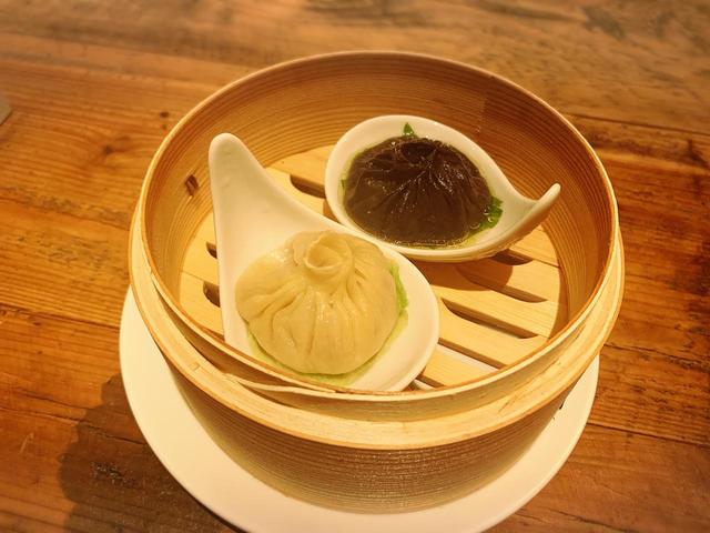 画像: 2色の小籠包
