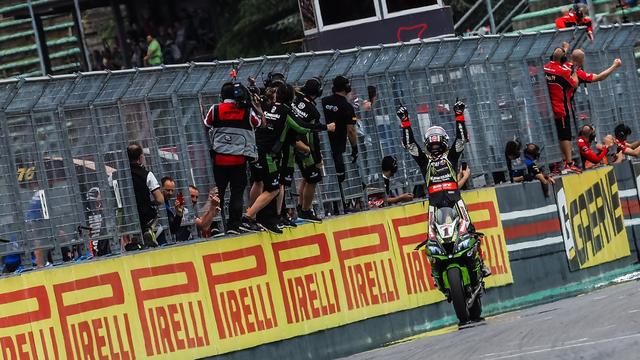 画像: 独走でレース1優勝を決め、勝利を喜ぶJ.レイ(カワサキ) www.worldsbk.com