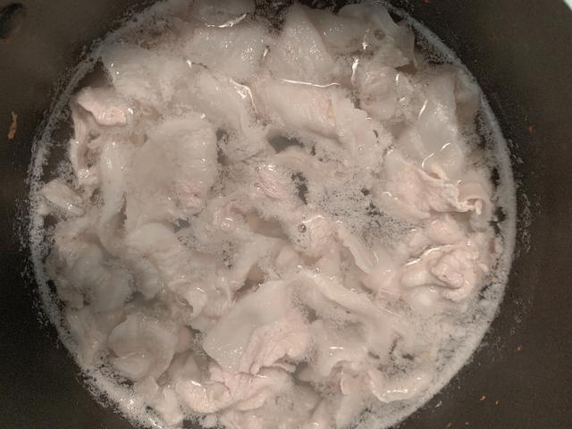 画像: 沸騰する前に入れることで、肉が硬くならないよ!