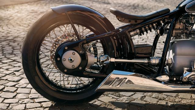 画像: 戦前のR5同様、オープン型のシャフトドライブ機構を持つのも大きな特徴です。なおフレームはR5がリアリジッドなのに対し、今の時代に生まれた"コンセプトR18"はカンチレバー式リヤサスペンションを備えています。 www.bmw-motorrad.jp